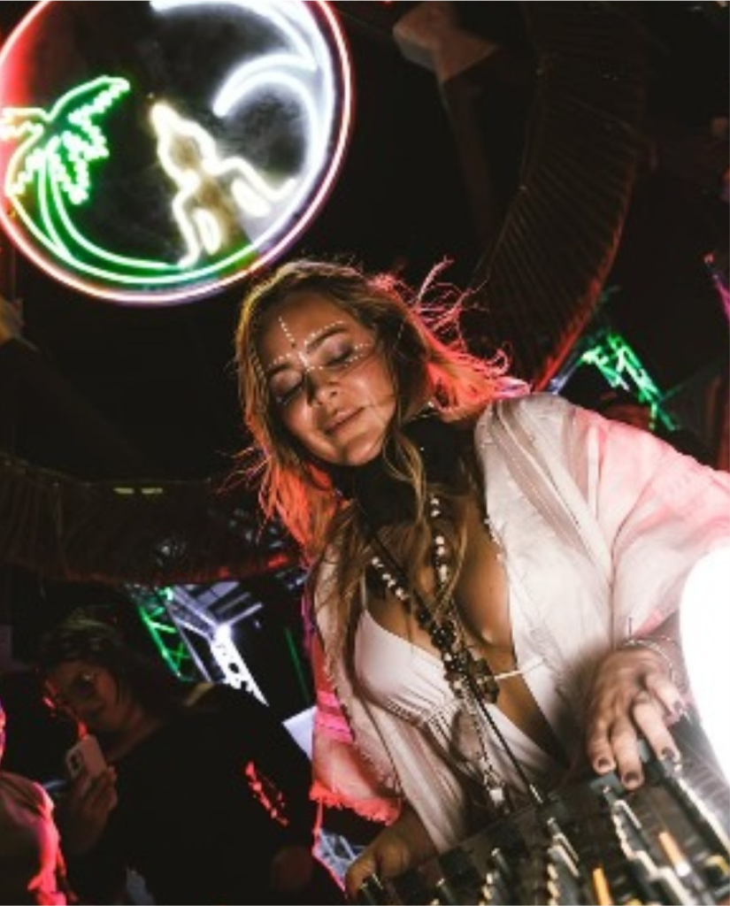 Natalia París. Dj en vivo. Fiestas a la orilla del mar - Kylymandiaro